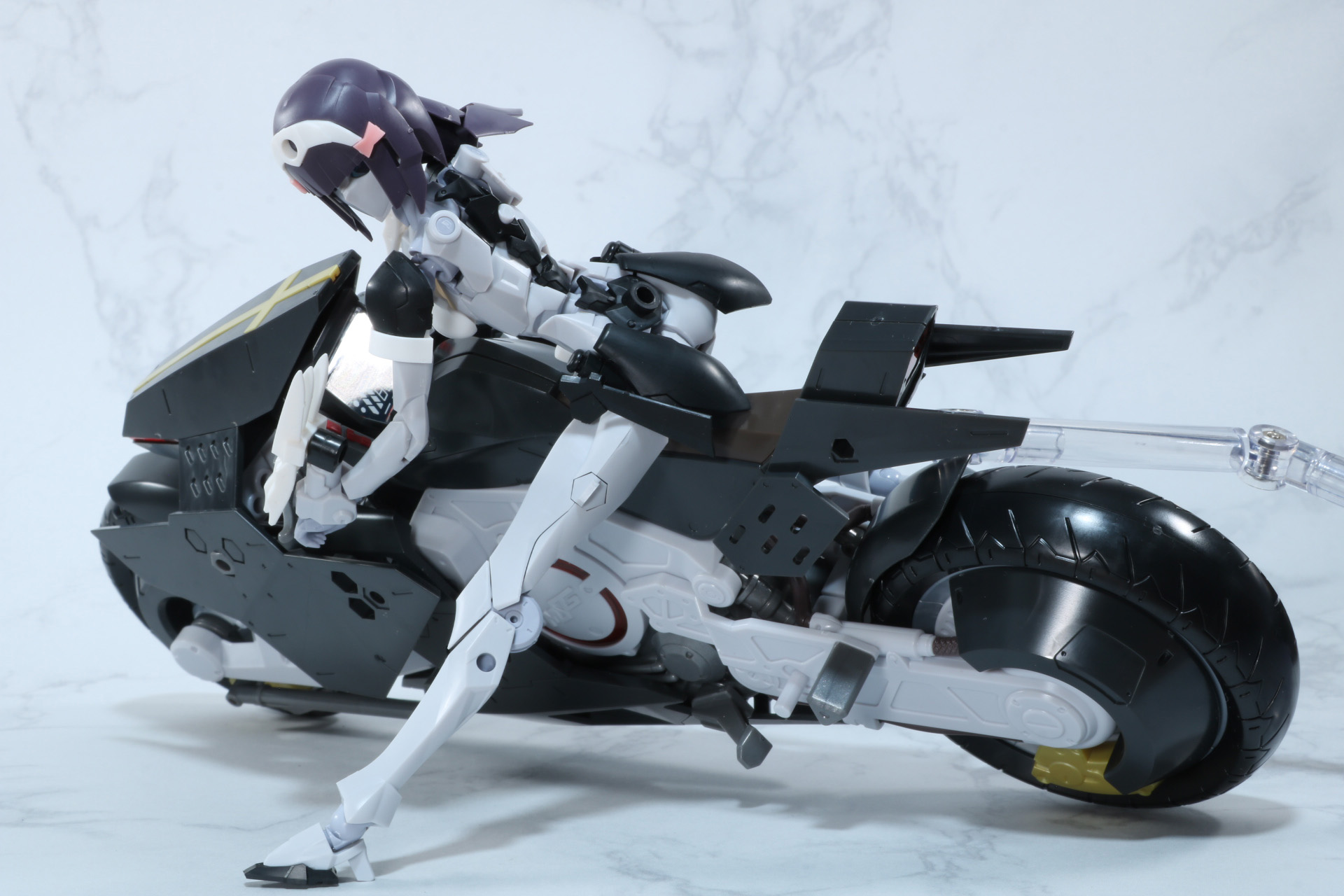 長い脚部もあり、急旋回のアクション表現も映える