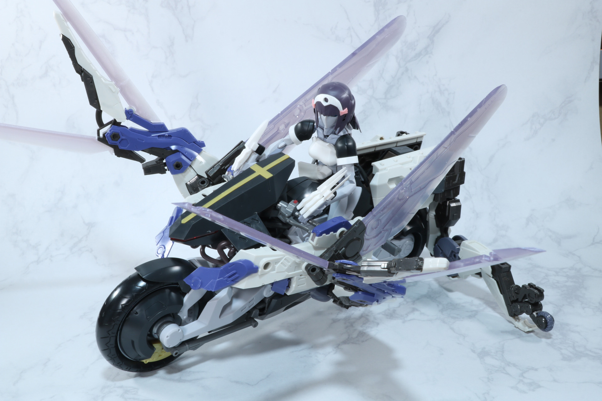 鋏型の格闘用破断圧砕兵装バイティングシザースを展開したアクション