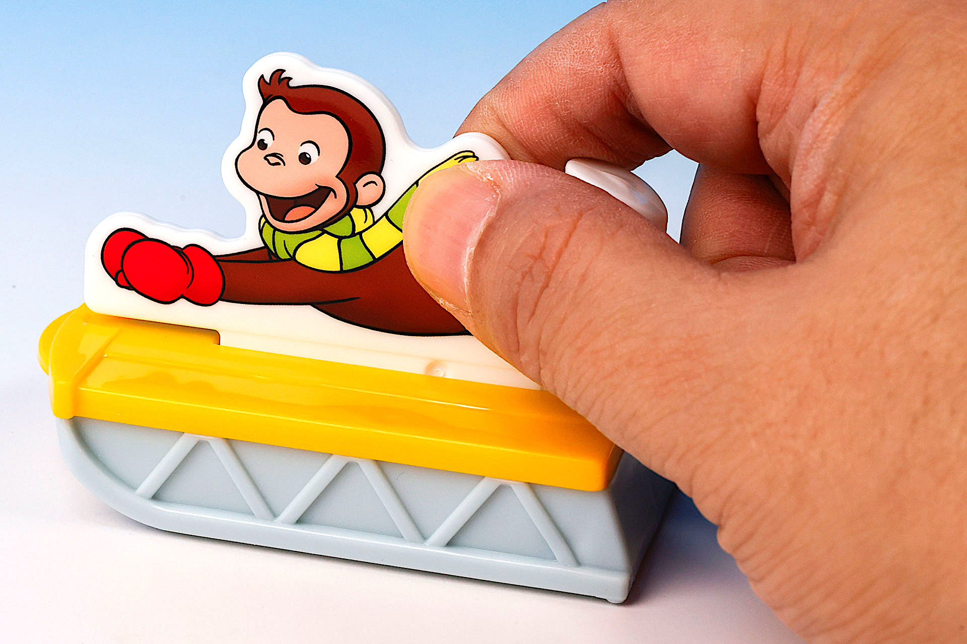 まずはジョージをソリに取り付けよう