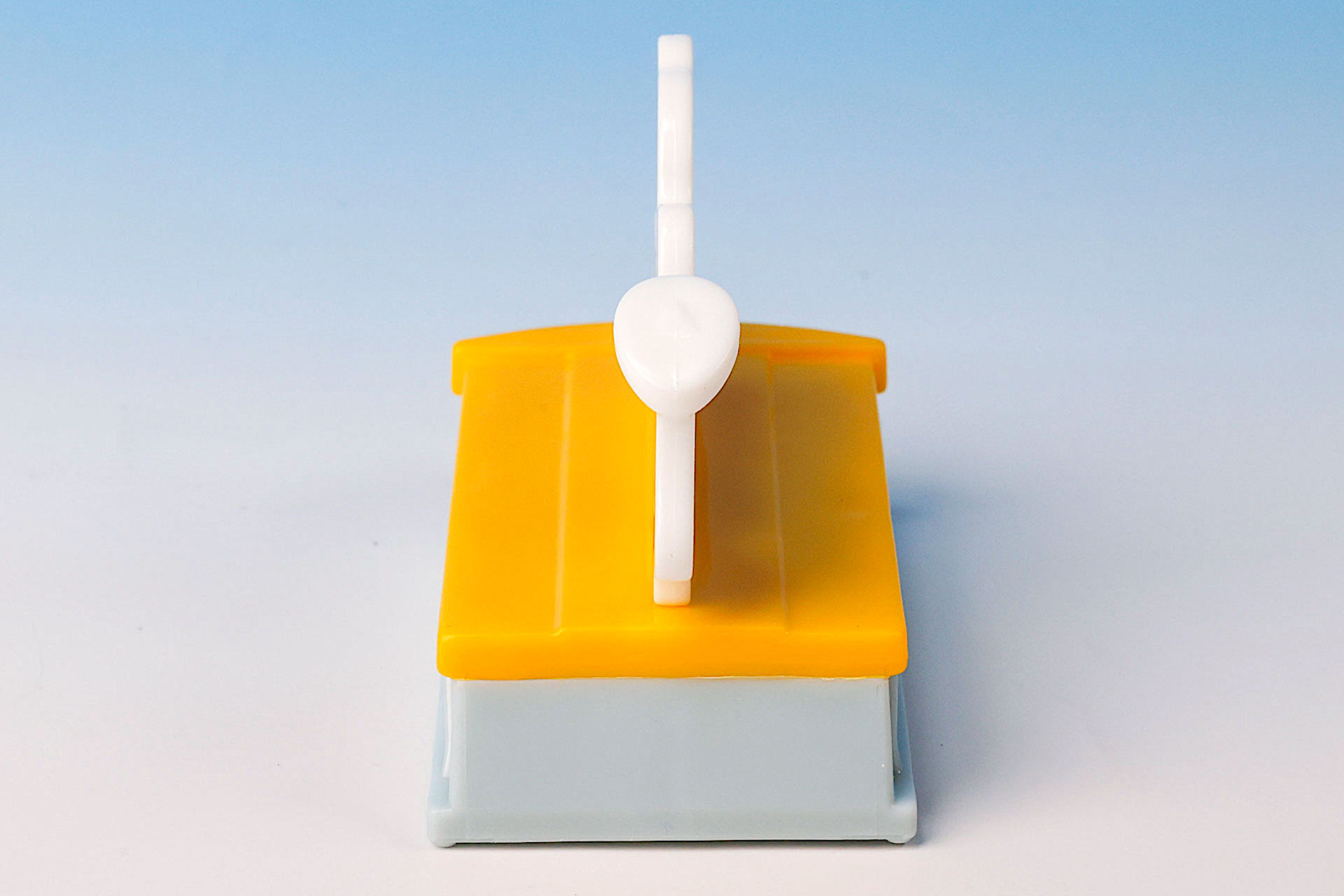 ジョージが書かれたプレートの背面側に指が乗せられる場所がある