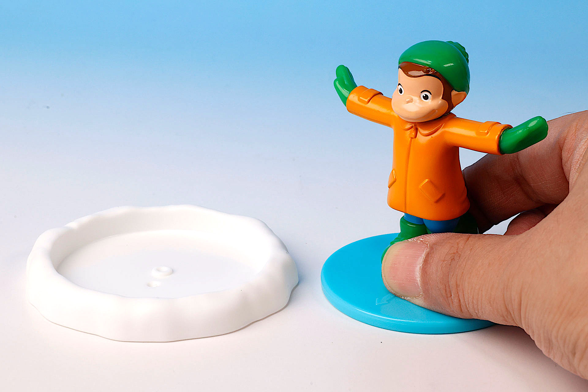 まずは、ジョージを氷のパーツに取り付けておこう