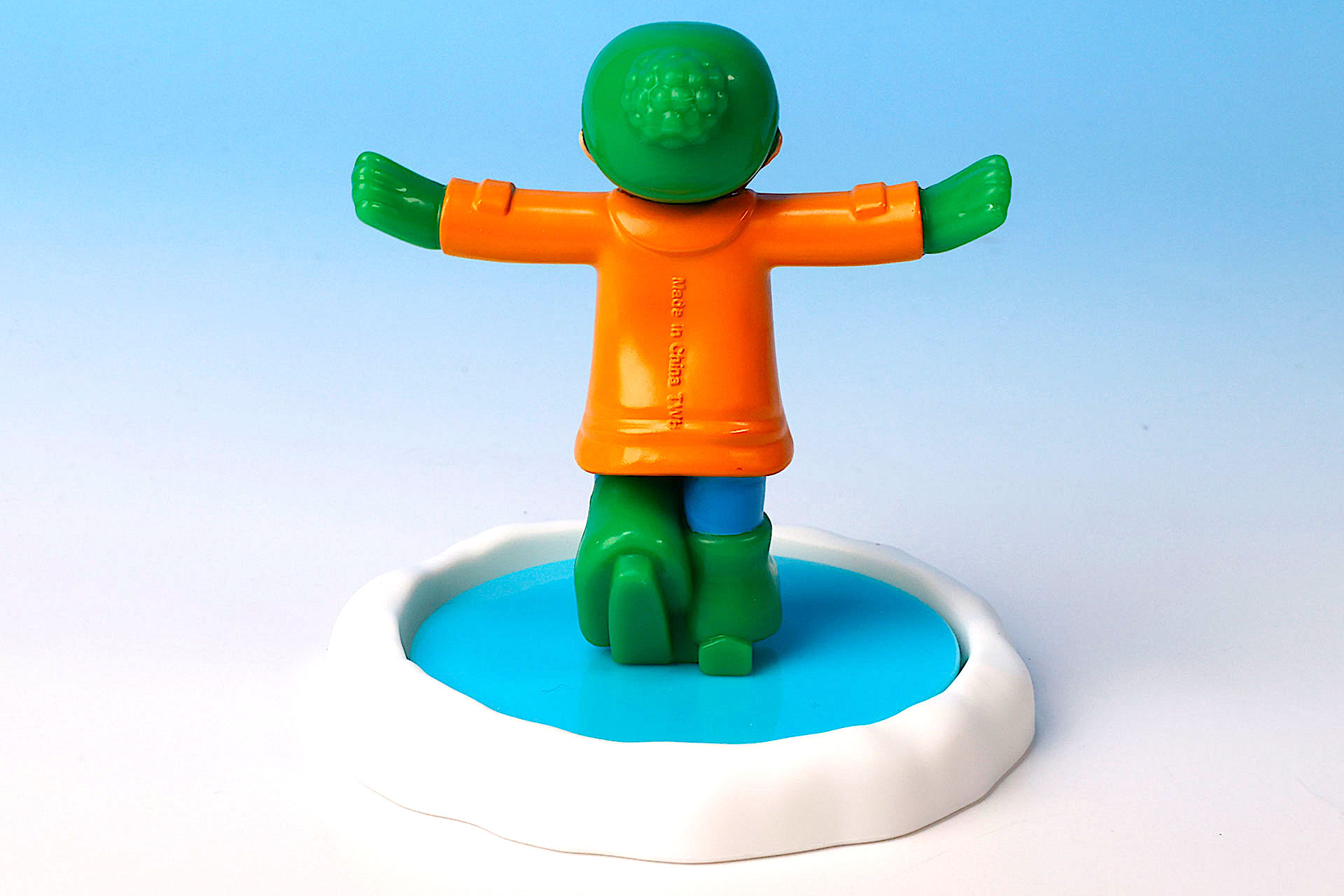 背面側も手抜かりなく作り込まれている