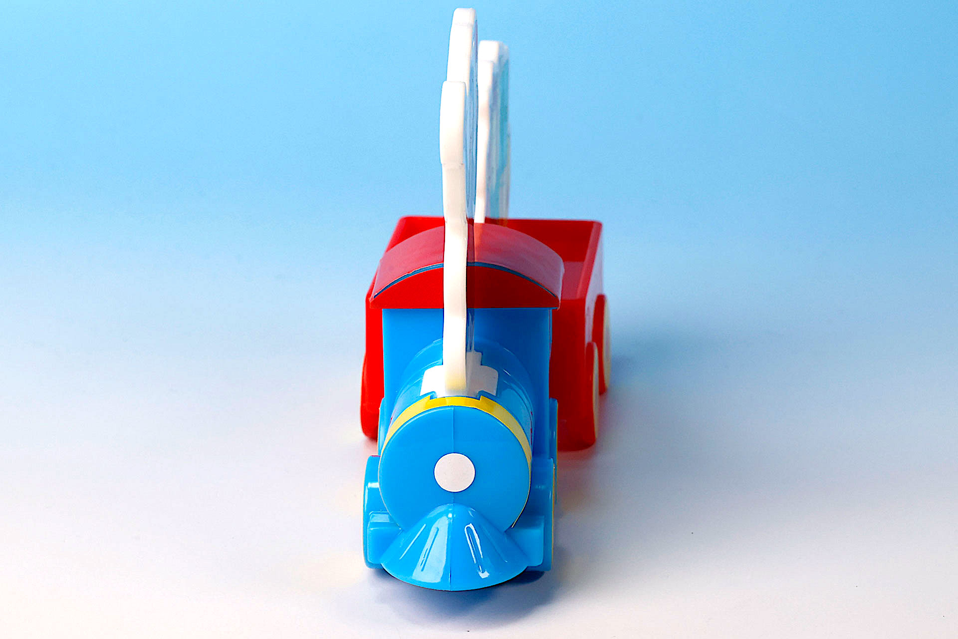 正面からでも列車のフォルムがわかる