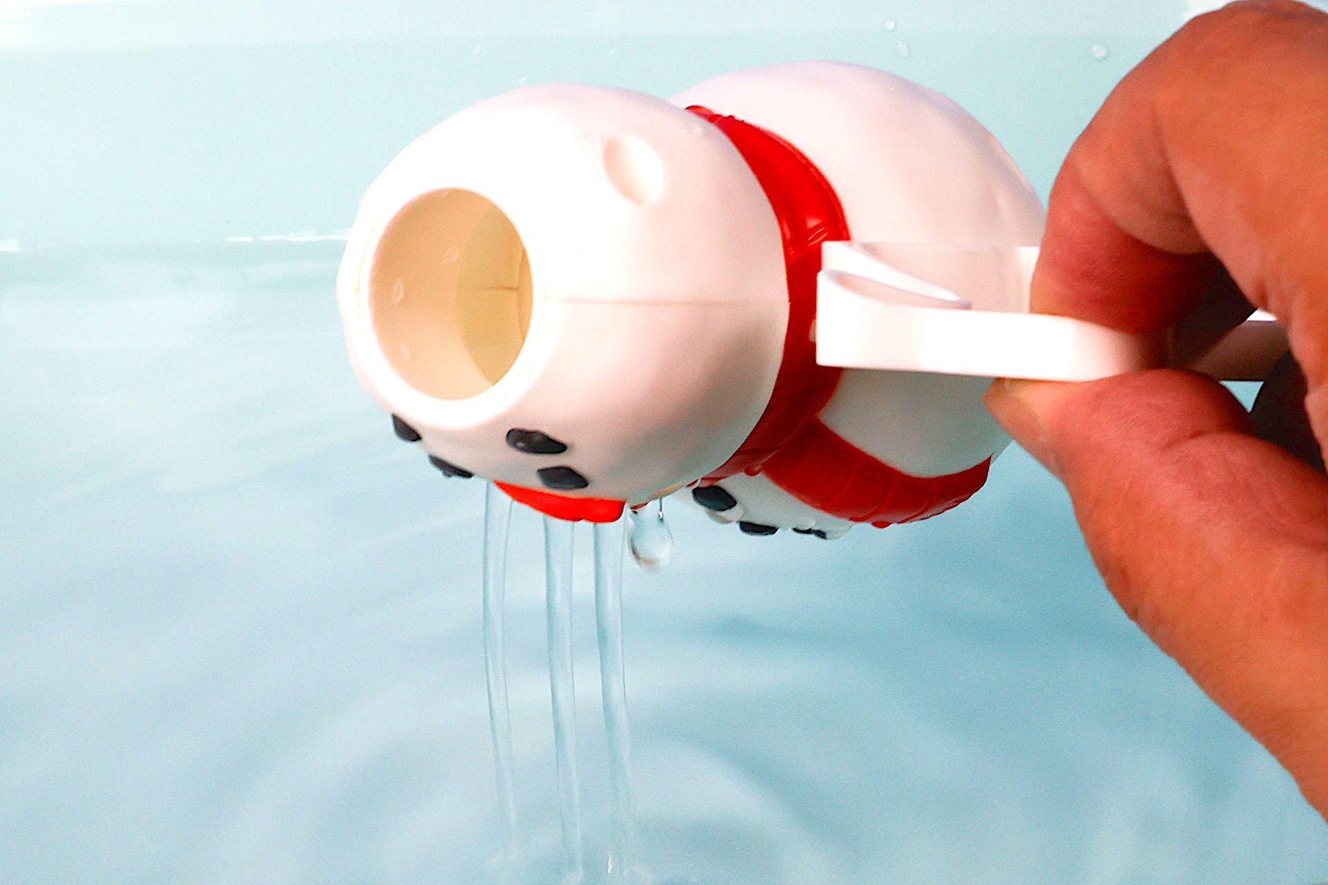 雪だるまの中に水を入れてジョーロとして使ってみよう