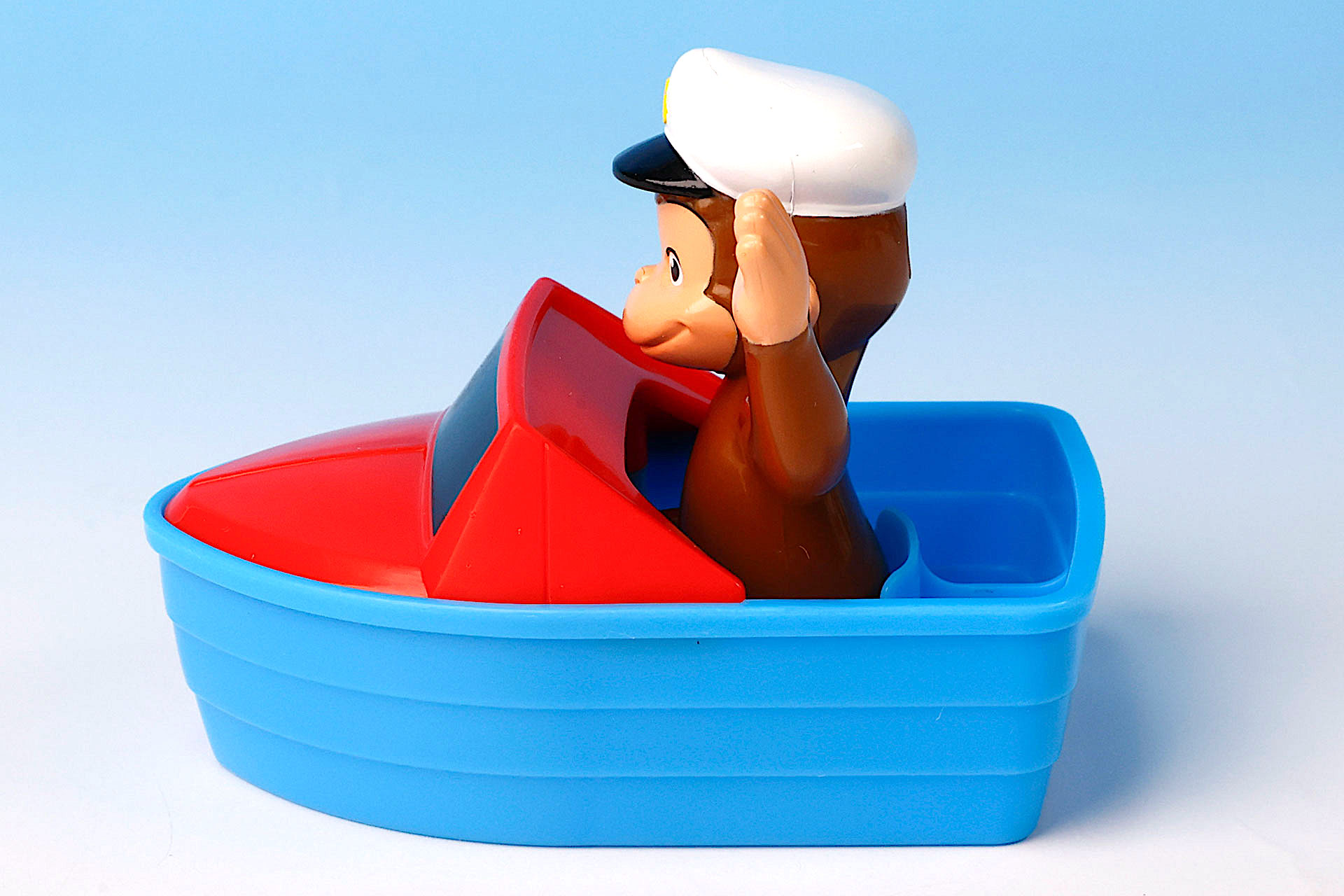 手を上げているポーズがかわいらしい