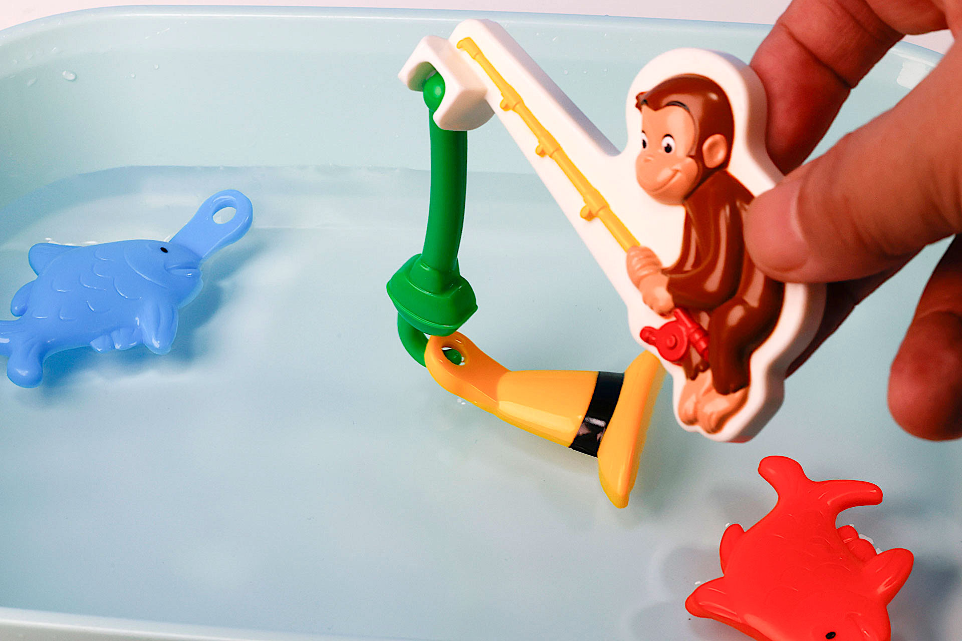 水に浮かべた帽子や魚を釣り上げていこう