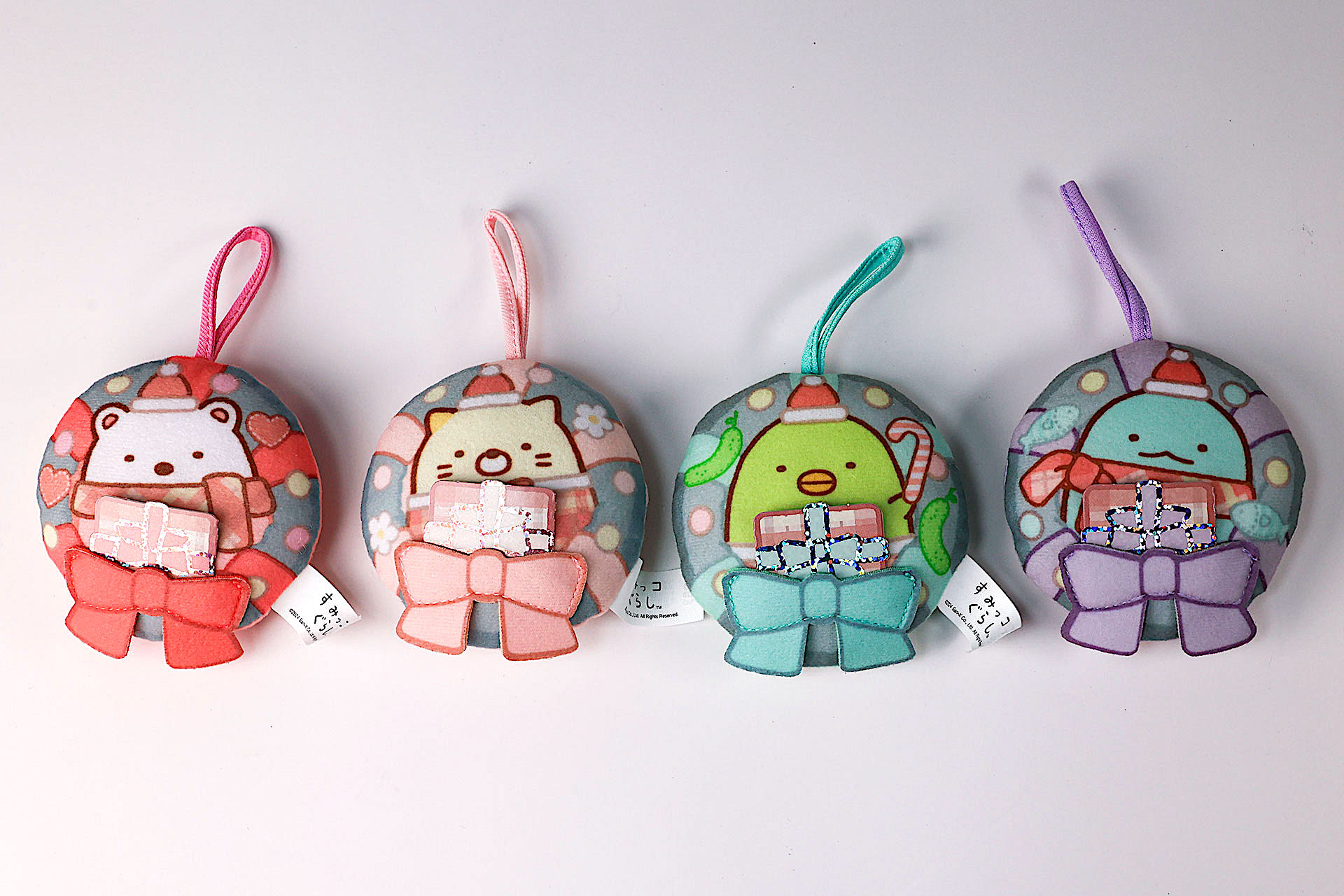 こちらが第1弾（12月13日〜12月26日）のハッピーセット「すみっコぐらし」に登場するおもちゃ、写真左から「しろくま」、「ねこ」、「ぺんぎん？」、「とかげ」