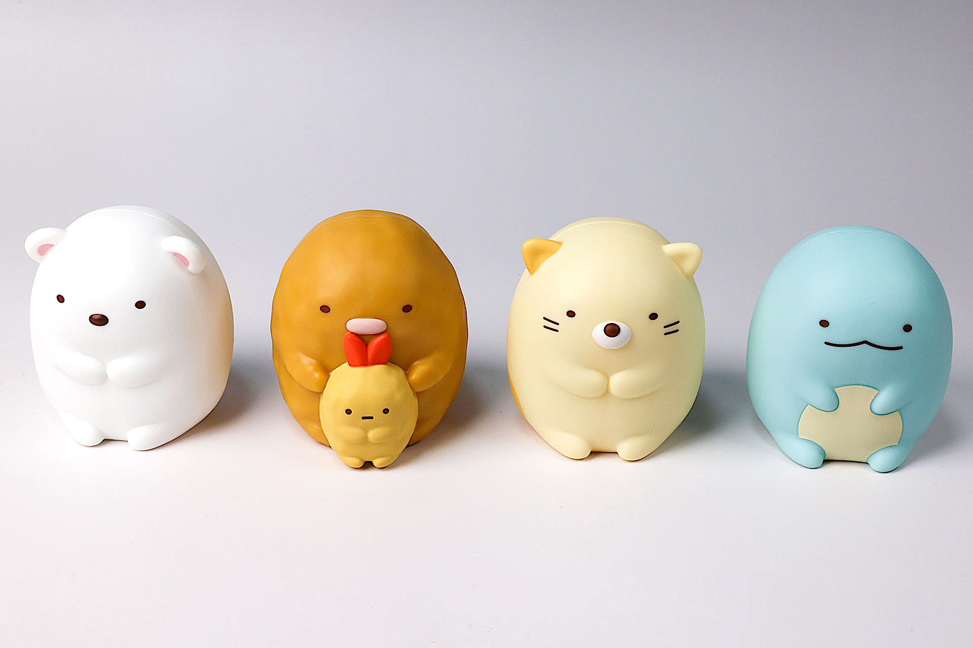 こちらが第2弾（12月27日〜2025年1月9日）のハッピーセット「すみっコぐらし」に登場するおもちゃ。写真左から「しろくま 絵あわせカードゲーム」、「とんかつ じゃんけんゲーム」、「ねこ なまえカルタ」、「とかげ ○×ゲーム」