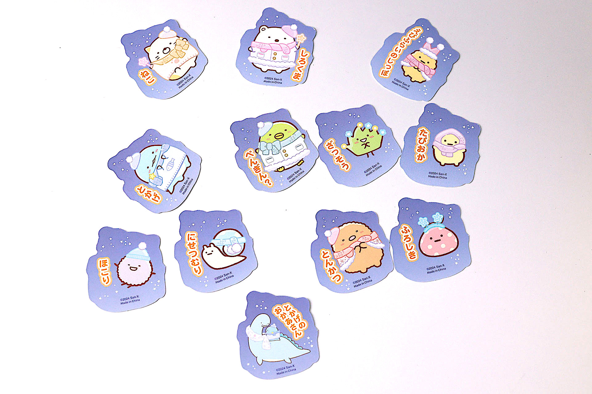 カルタで遊ぶ前に、キャラクターが描かれた面を表にしておこう