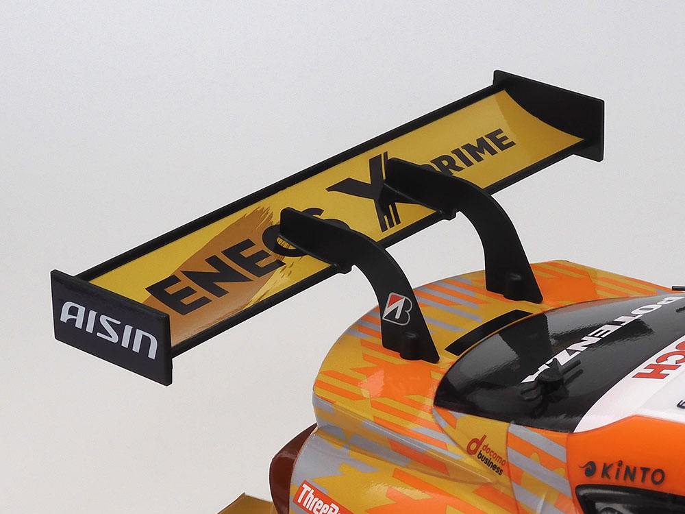 スワンネックタイプのステーと大型リヤウイングは一体パーツ化