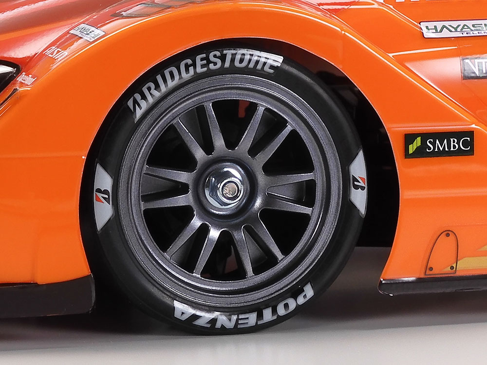 ガンメタルカラーの12本スポークホイールに、中空ゴム製スリックタイヤを装着