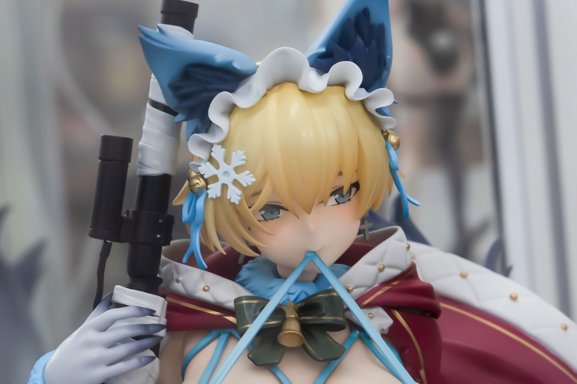 髪には氷をモチーフにしたアクセサリーが付けられている