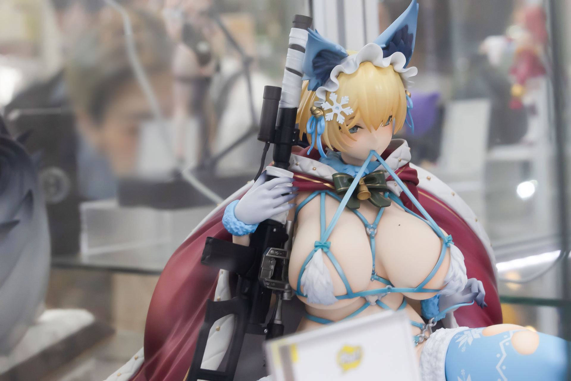 手には、キャラクターのモチーフになったライフルが握りしめられている