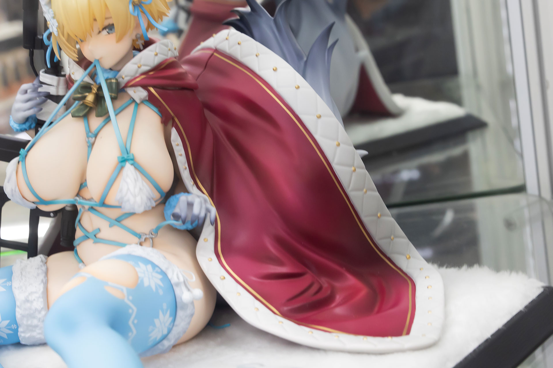 赤いマントや大きな尻尾は着脱可能だ