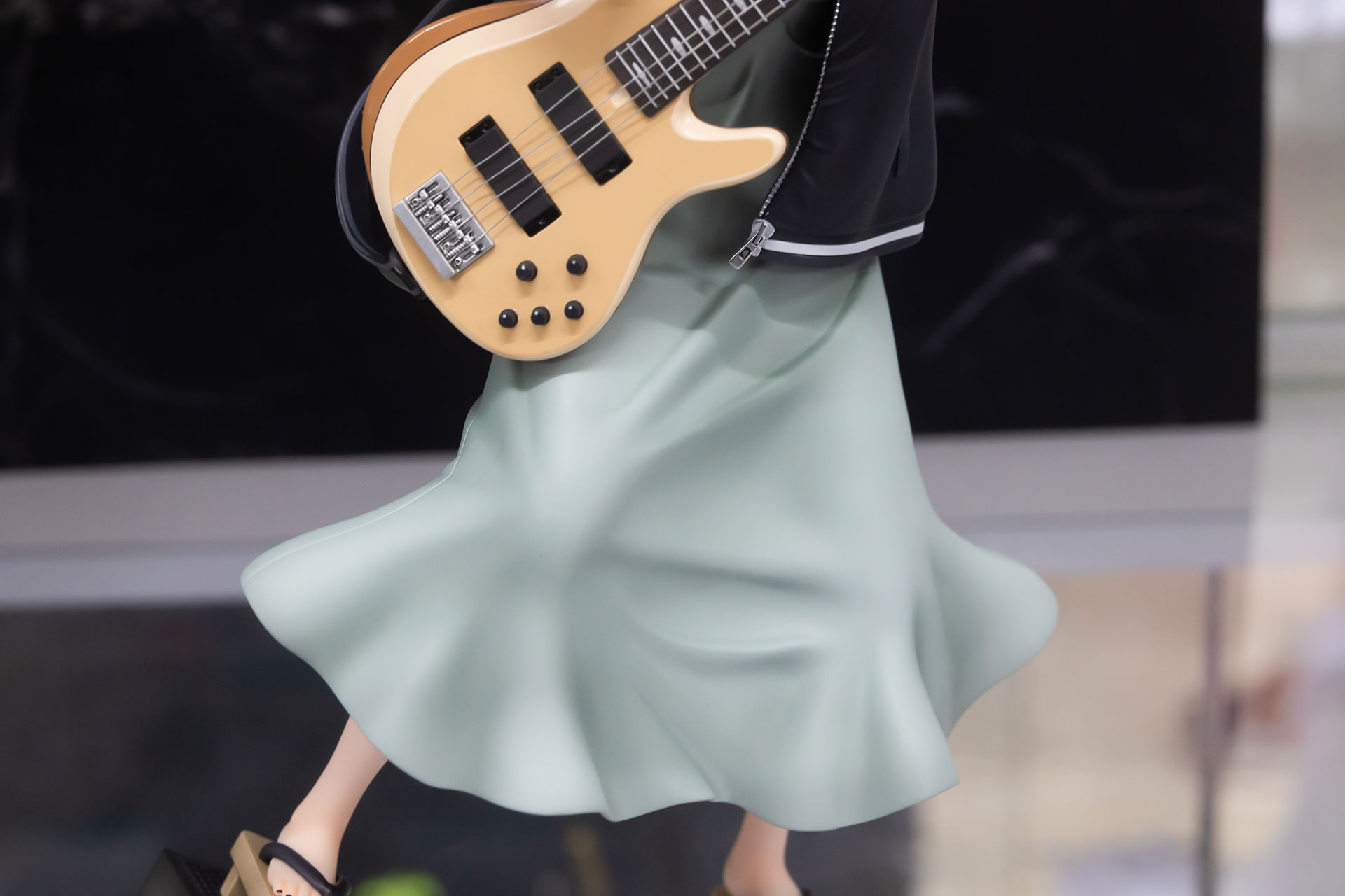 スカートのしわも躍動感がある