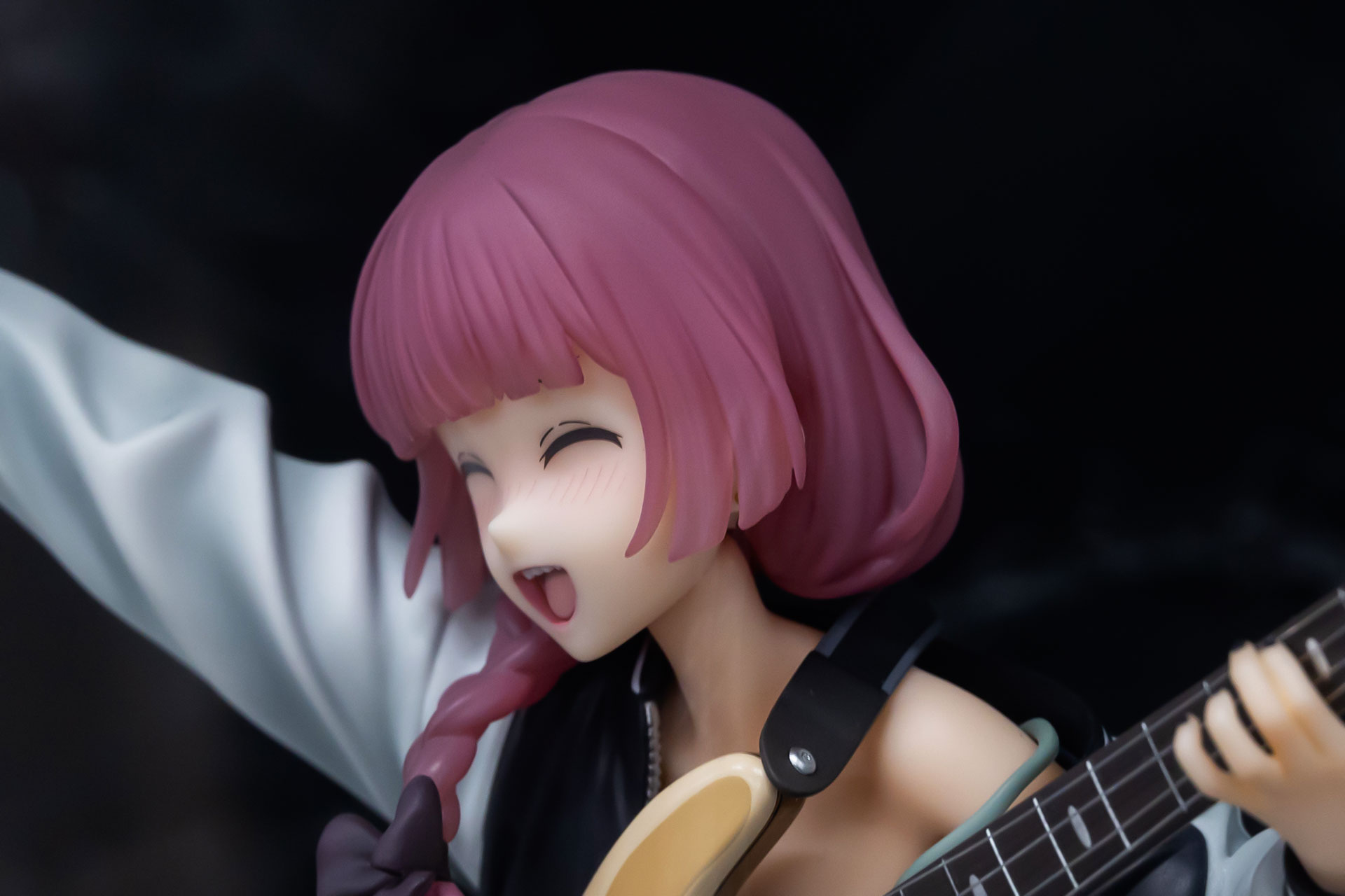 髪型も絶妙な造形だ