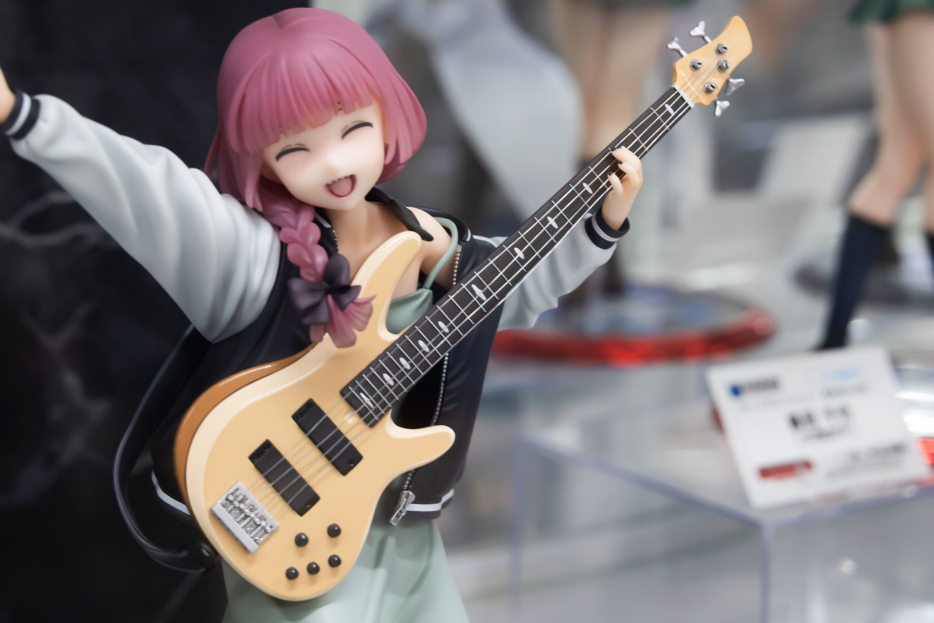 ちなみに首部分はネックジョイント【H】規格が採用されており、ある程度可動させることができる