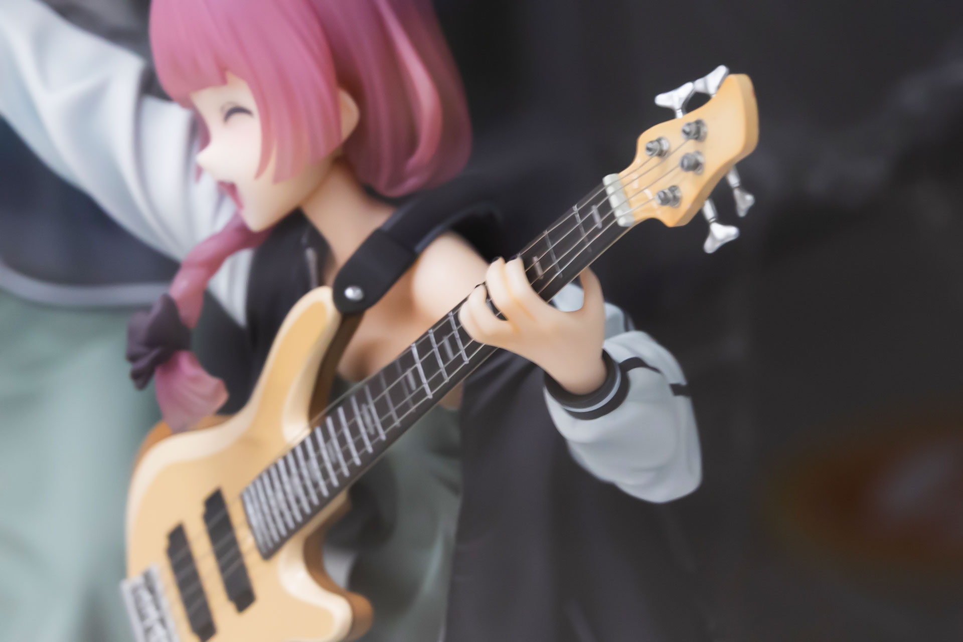 ベースのネック側を持っている指のスタイルも独特だ