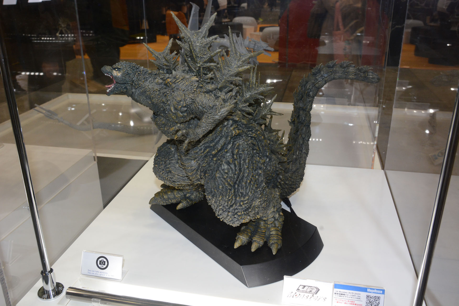 他にもたくさんのゴジラ商品を展示・販売している