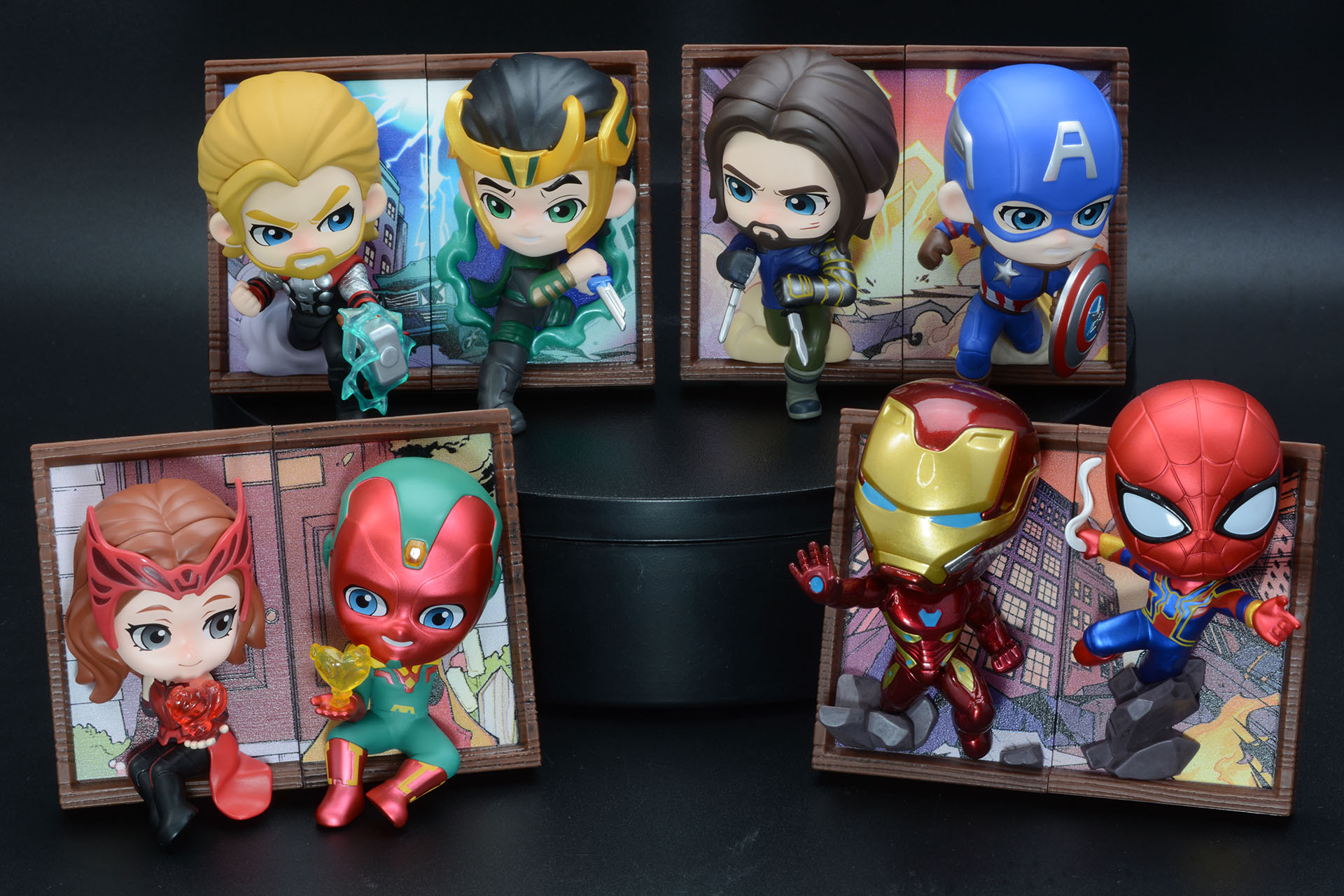 背景が分割し他のキャラクターと並べることができる「MARVEL フォトフレーム シリーズ」