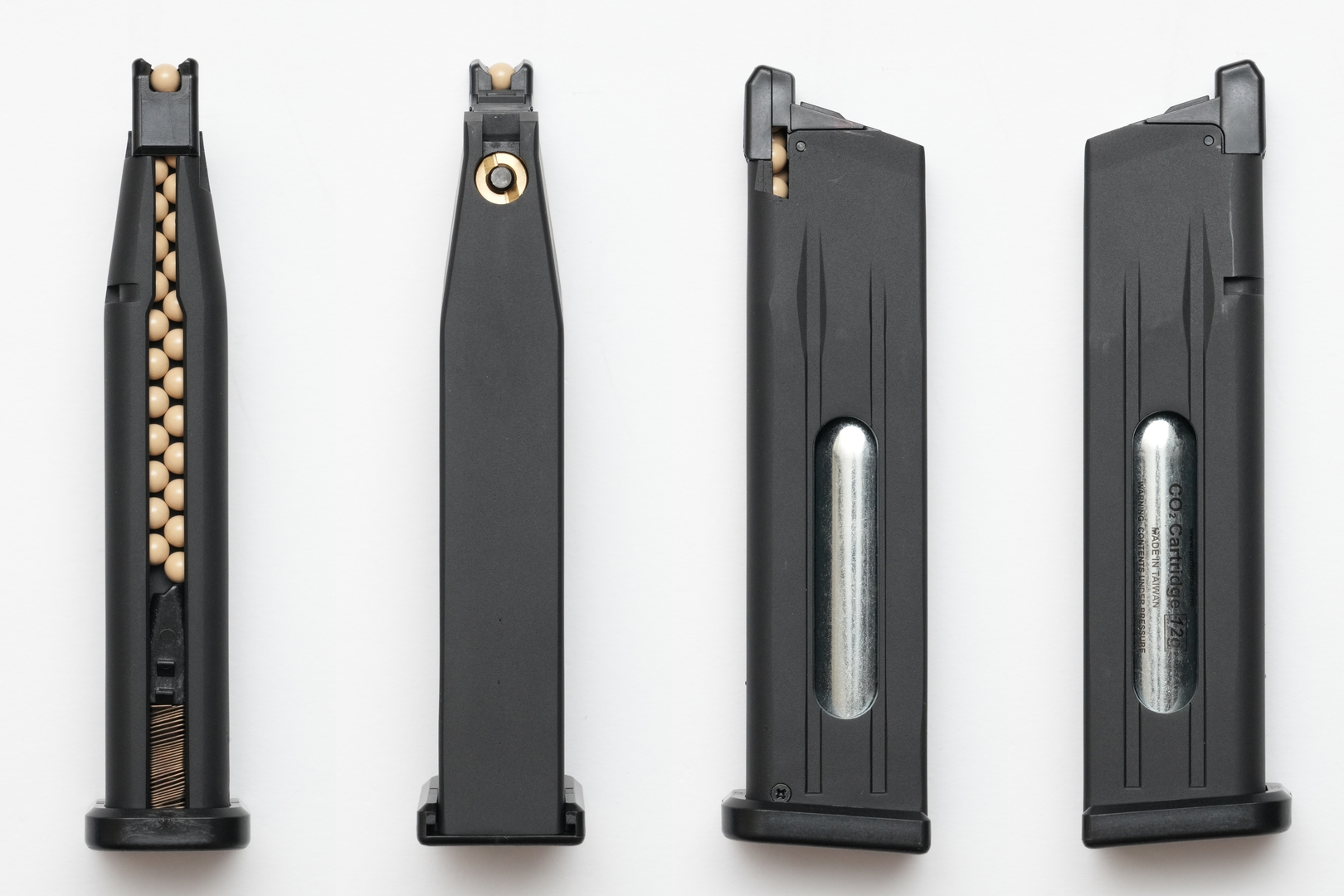 CO2ガスカートリッジ、BB弾装填時のマガジン。マガジン横に穴が空いているので、マガジン自体がガス圧で破裂することはない