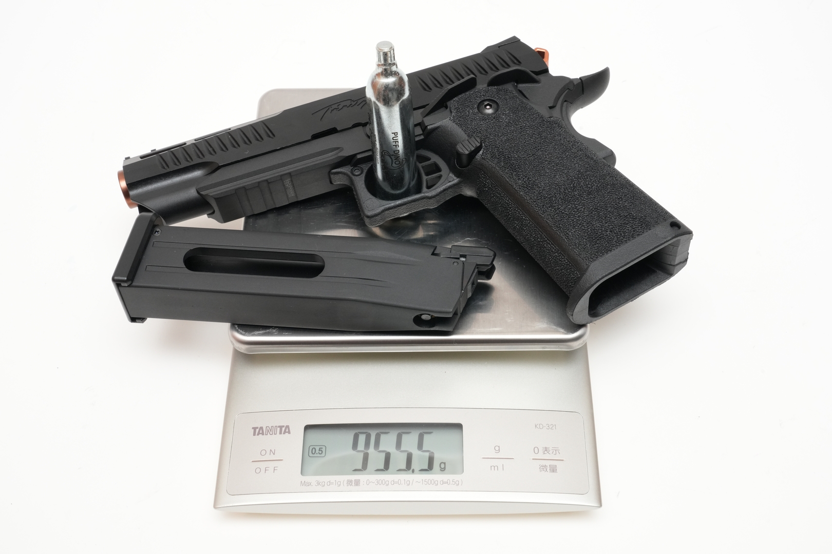 本体、マガジン、CO2ガスカートリッジの合計重量は実測955.5g