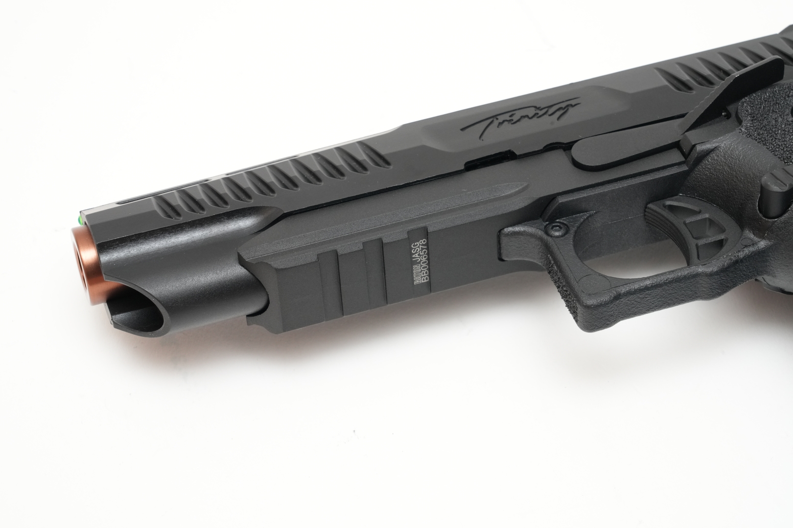 下面には20mmレールを装備