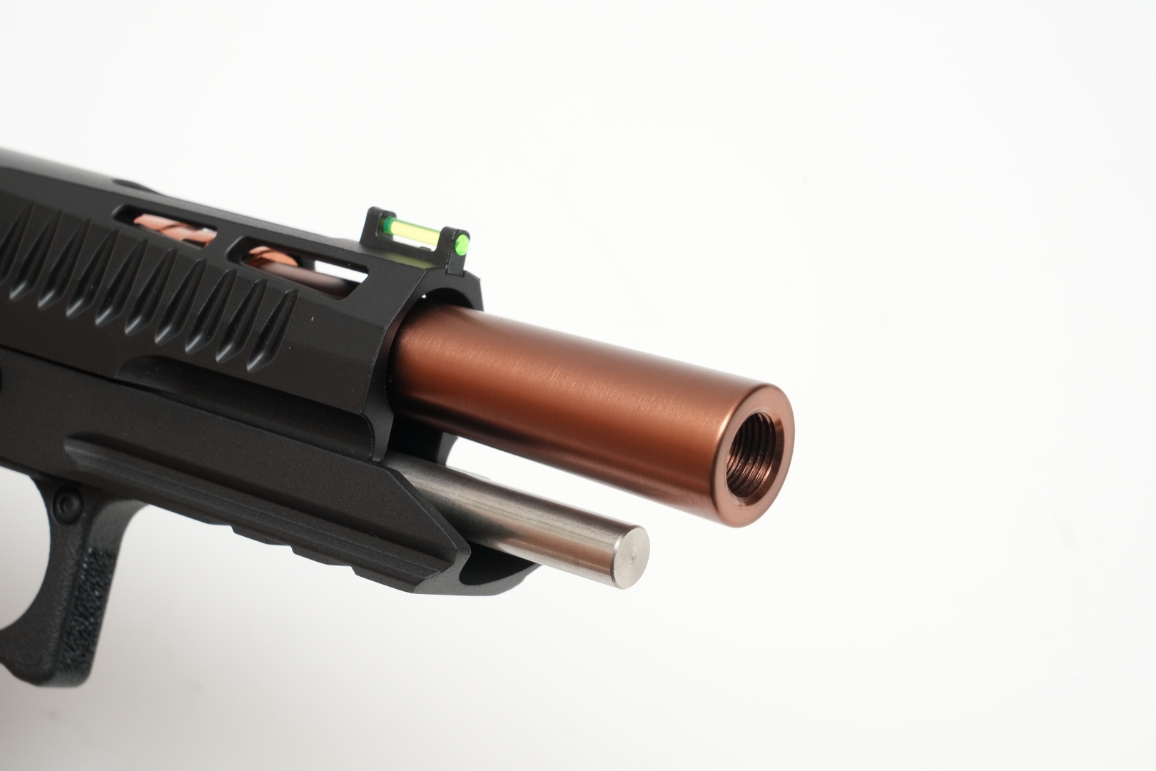 アウターバレルは非光沢。先端には「Trinity 11mm正ネジ → 14mm逆ネジ アダプター」を装着できる