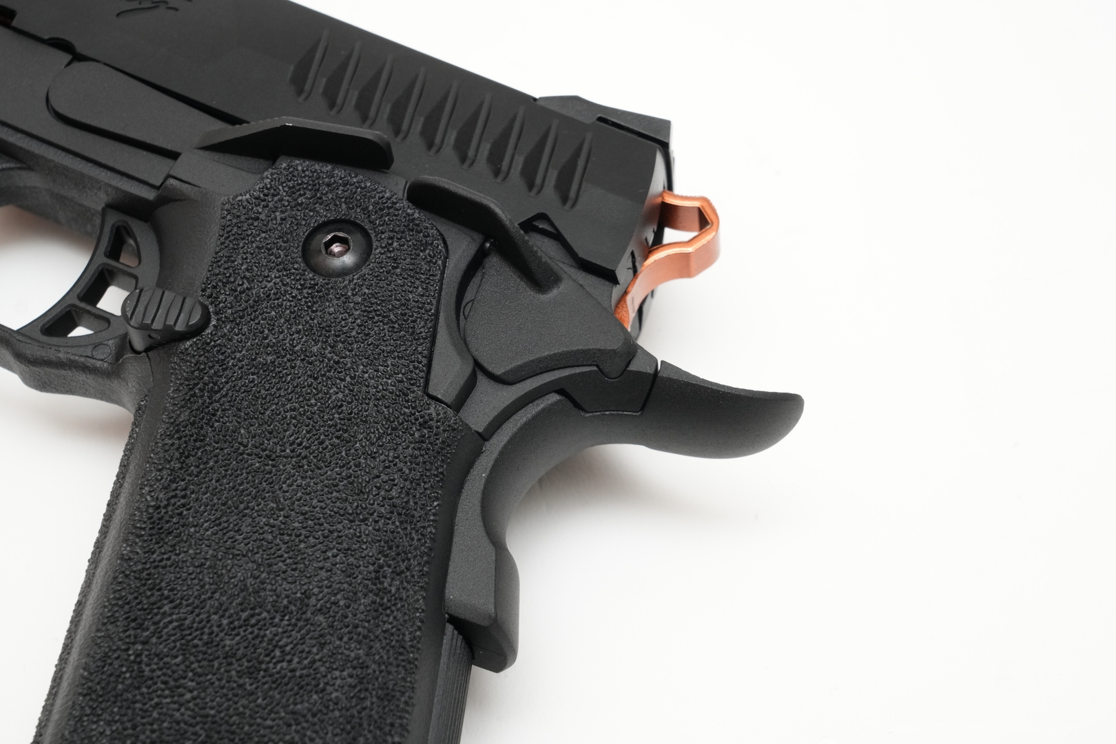 サムセーフティーはアンビ仕様。グリップセーフティーも備えている