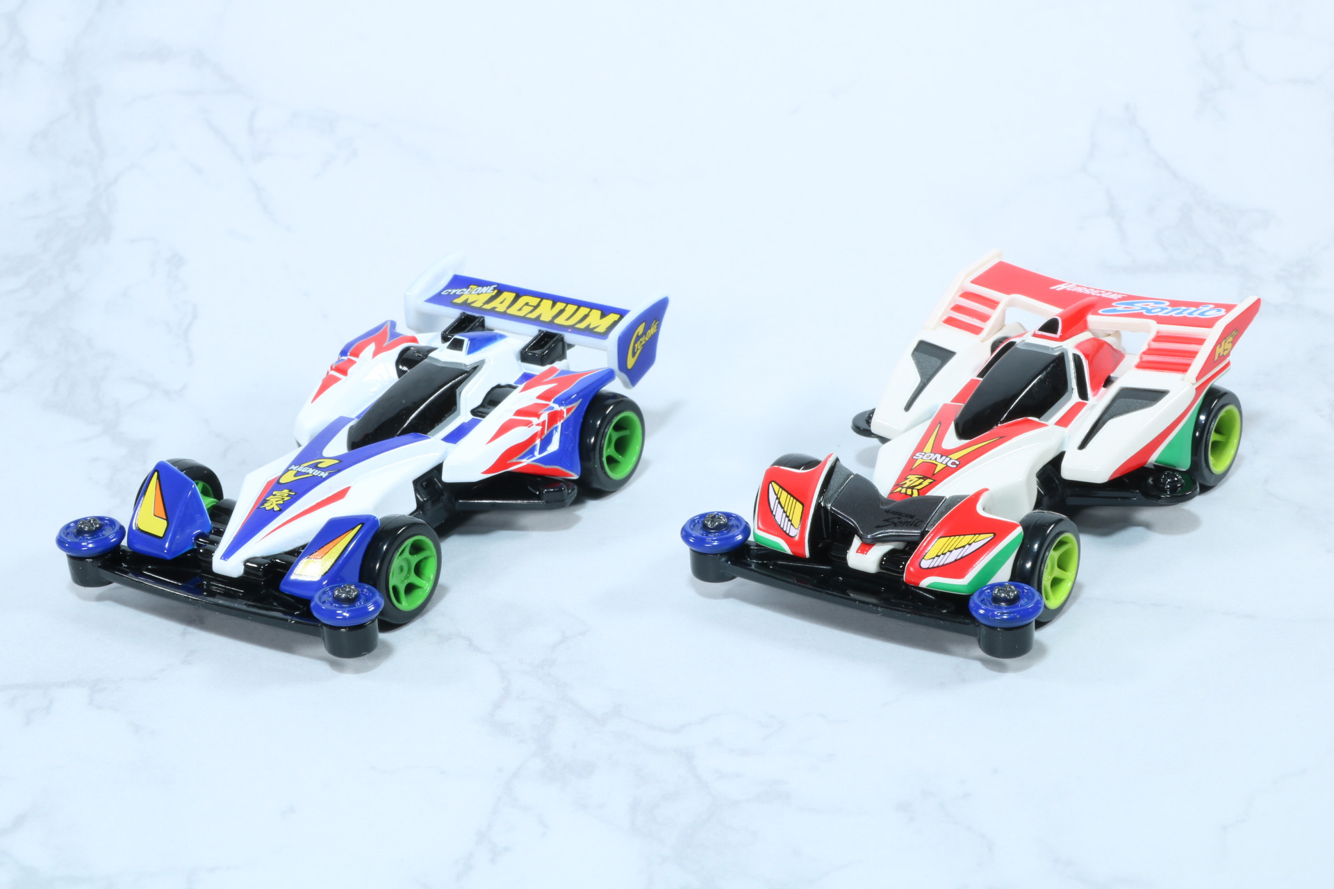 「トミカプレミアム unlimited 爆走兄弟レッツ＆ゴー!! ミニ四駆」よりサイクロンマグナム（左）とハリケーンソニック（右）