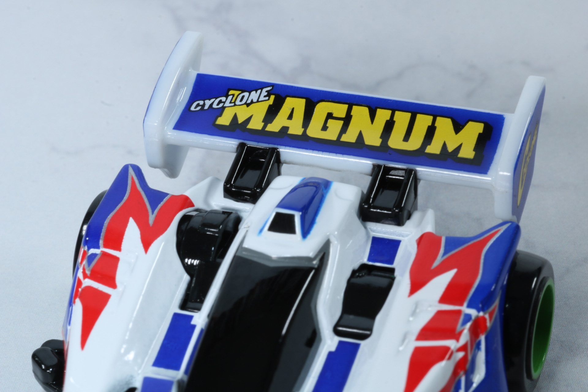 大型のウイングにも文字がプリントされている