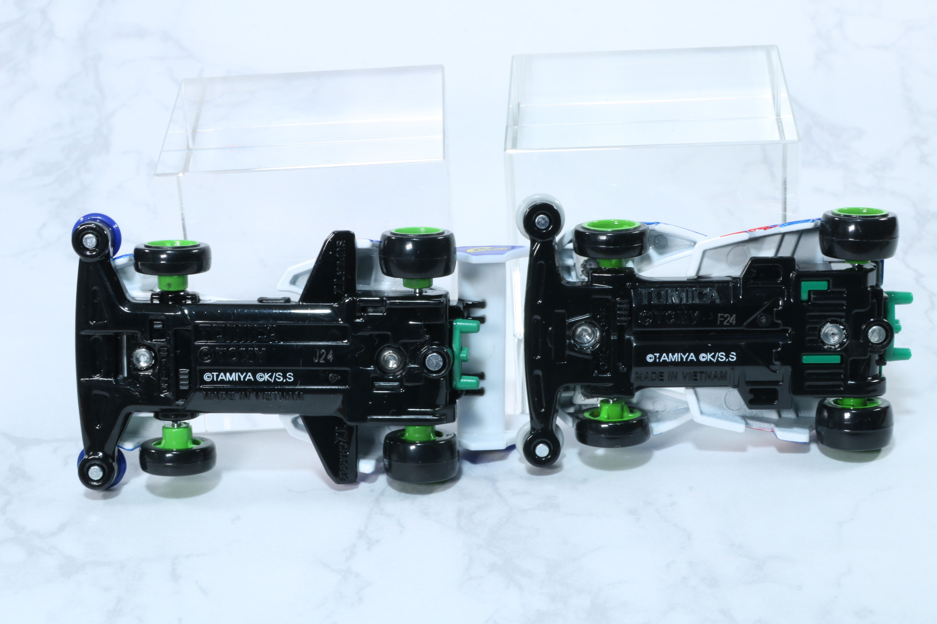 「サイクロンマグナム」（左）と「ビクトリーマグナム」（右）のシャーシ比較。全体の形状はもちろん、車輪間隔の違いやタイヤの小型化がわかる