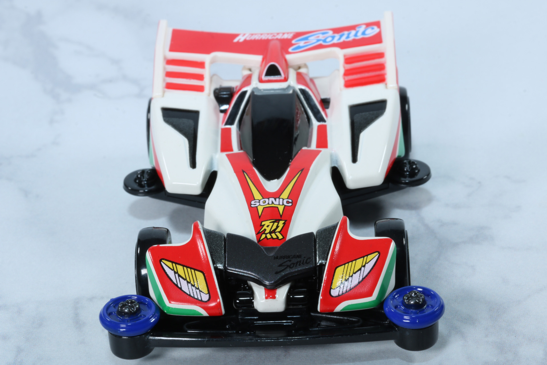 フロントからリアまで一体のあるカウルやワイドなウイング造形が再現されている