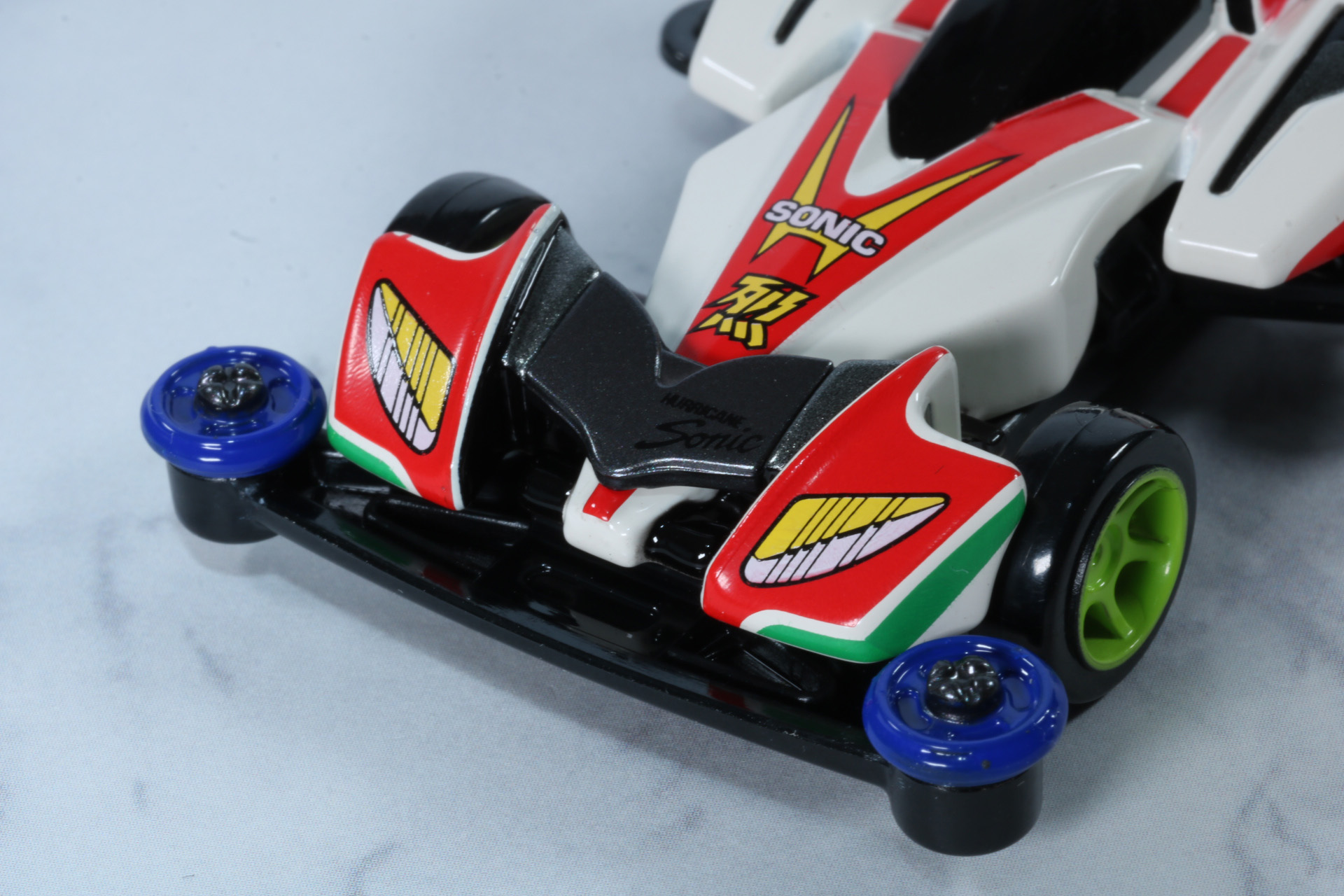 フロントウイングはメタリックな塗装で頑強さが表現されている。フロントローラーは回転アクションを搭載