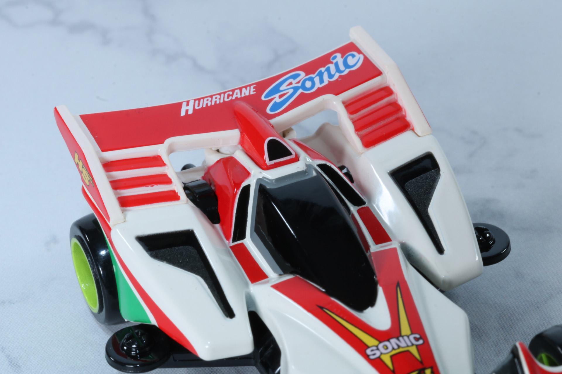 3段フラップの大型ウイングも大迫力