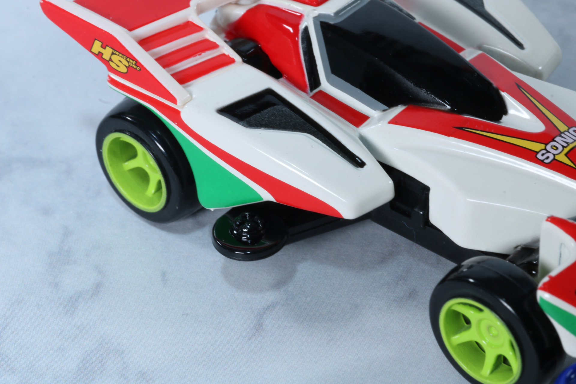 コーナリングを円滑にするサイドローラーの造形が再現されている