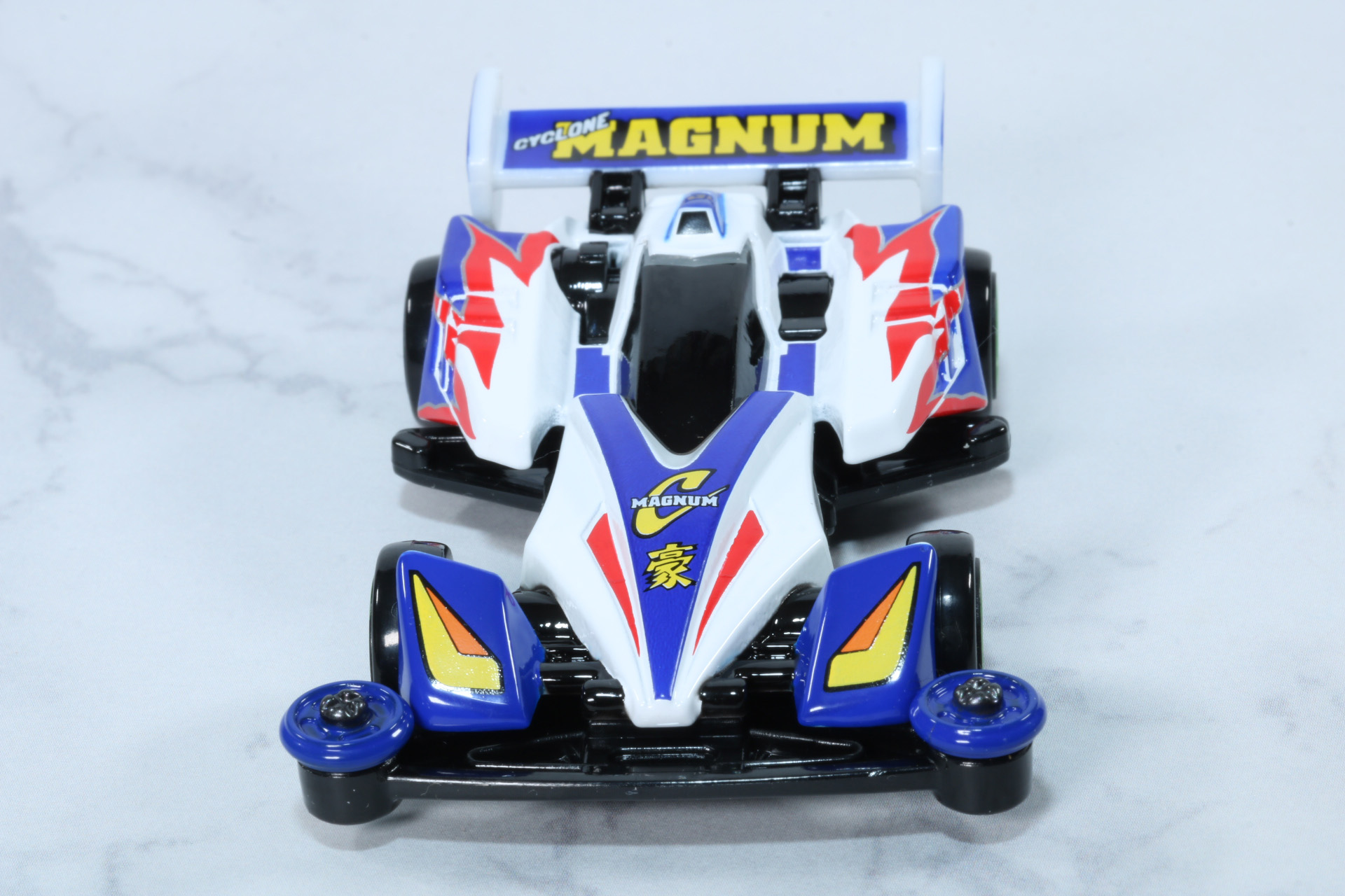 軽量化されたボディーに小型化されたフロントカウルの造形が再現されている