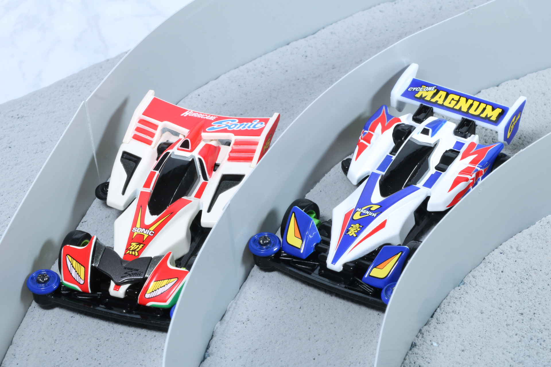 しかし、コーナリングで差が詰まる