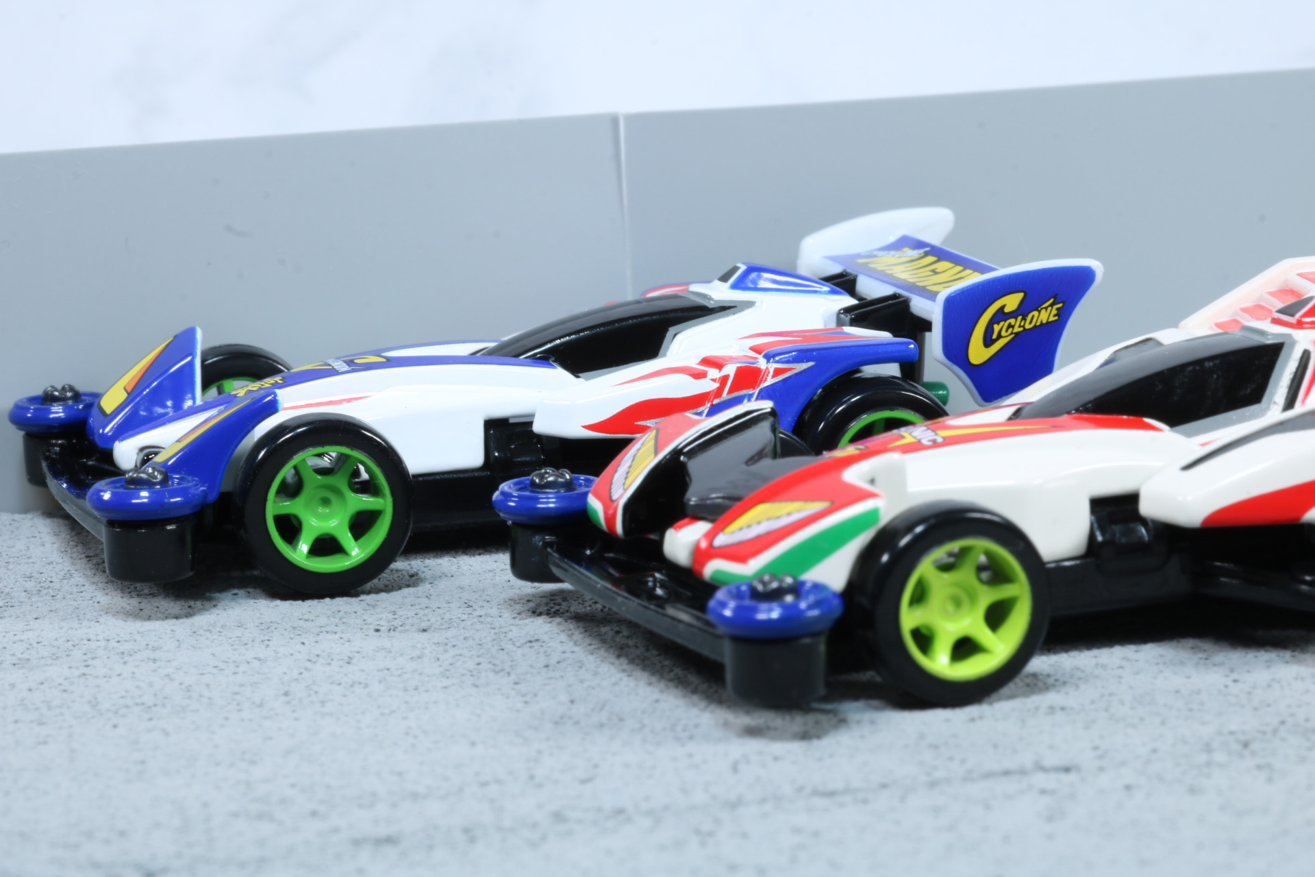 チェッカーフラッグを受けるのはどちらだ!?