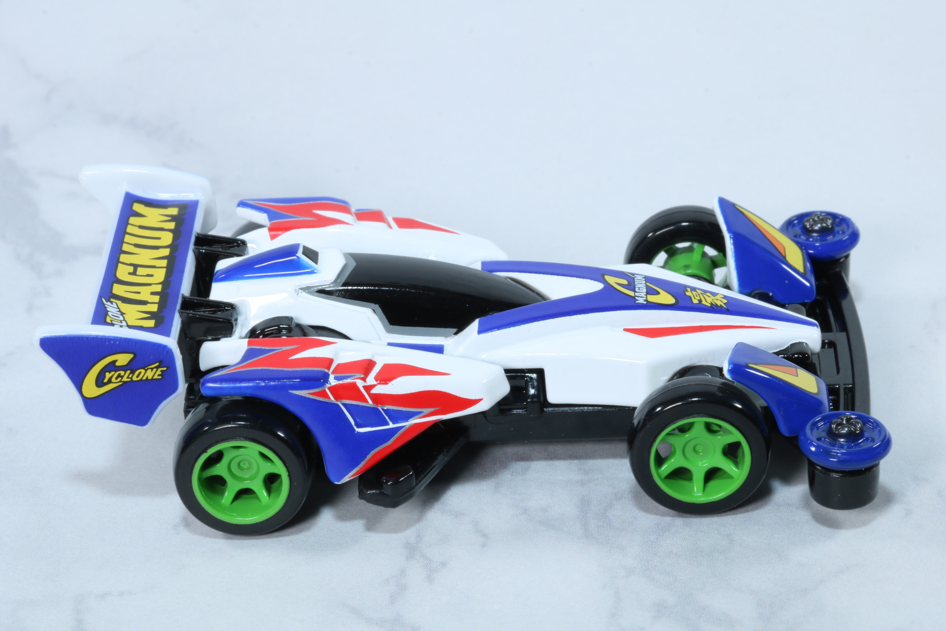 裏面も「スーパーTZ」シャーシの凹凸の少ないデザインにサイドウイングが一体になった構造などが再現されている