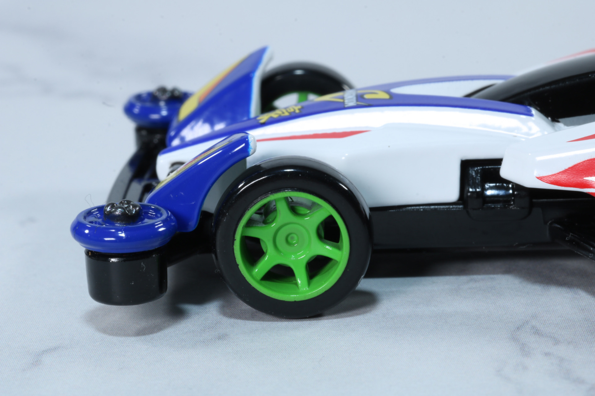 タイヤも6スポークタイプの造形が再現されている