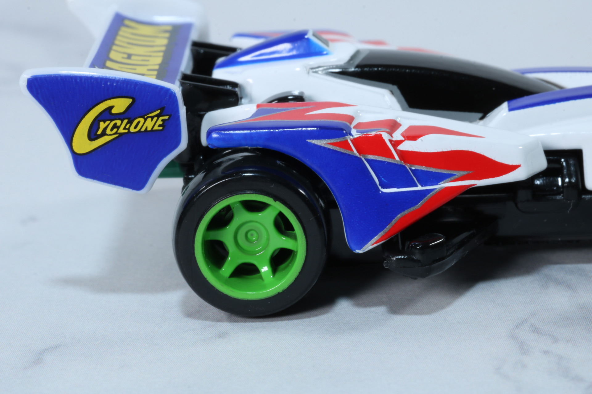 マグナムを象徴する青と赤のマーキングも細かくプリントされている