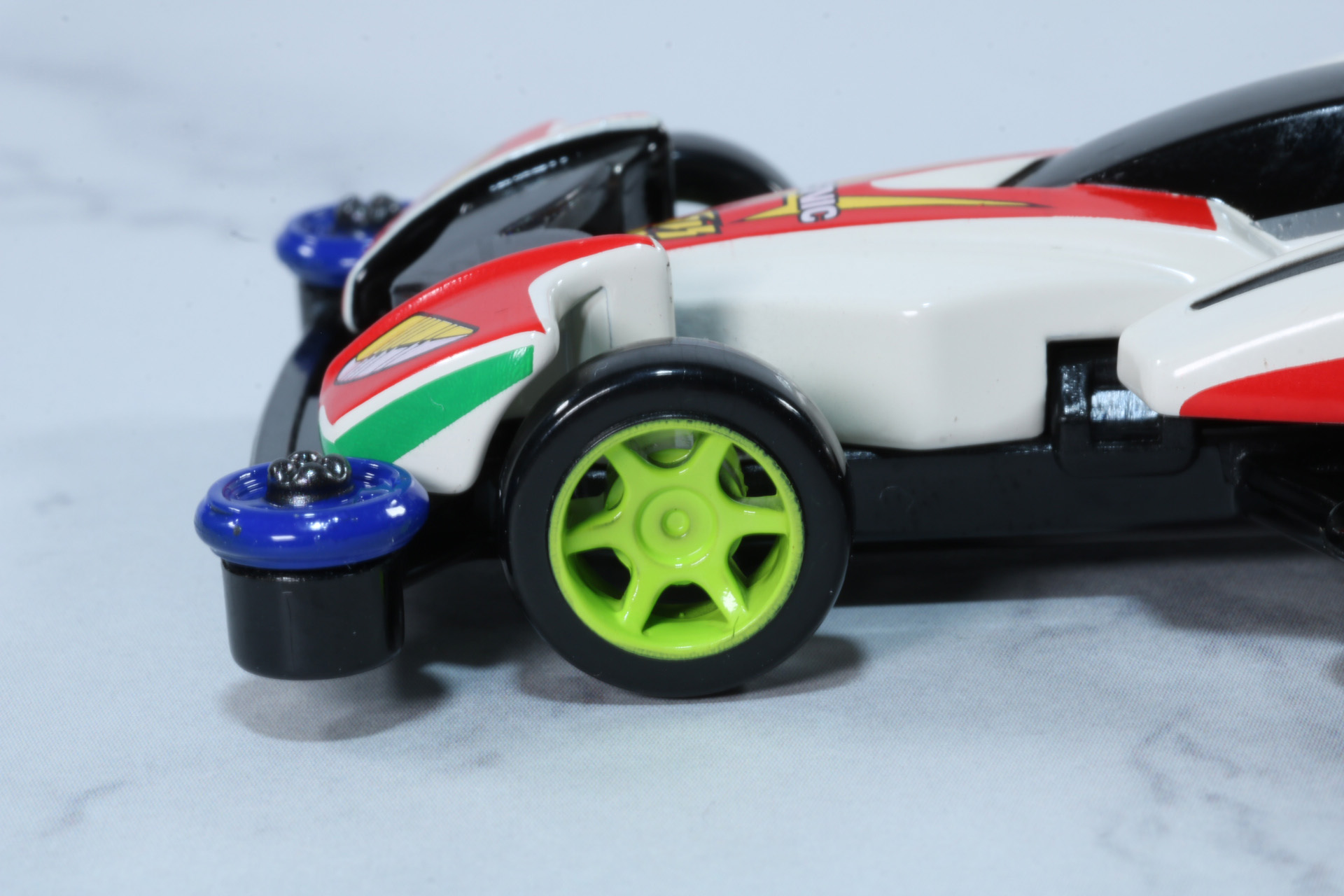 タイヤのスポークもキットのカラーリングが再現されている