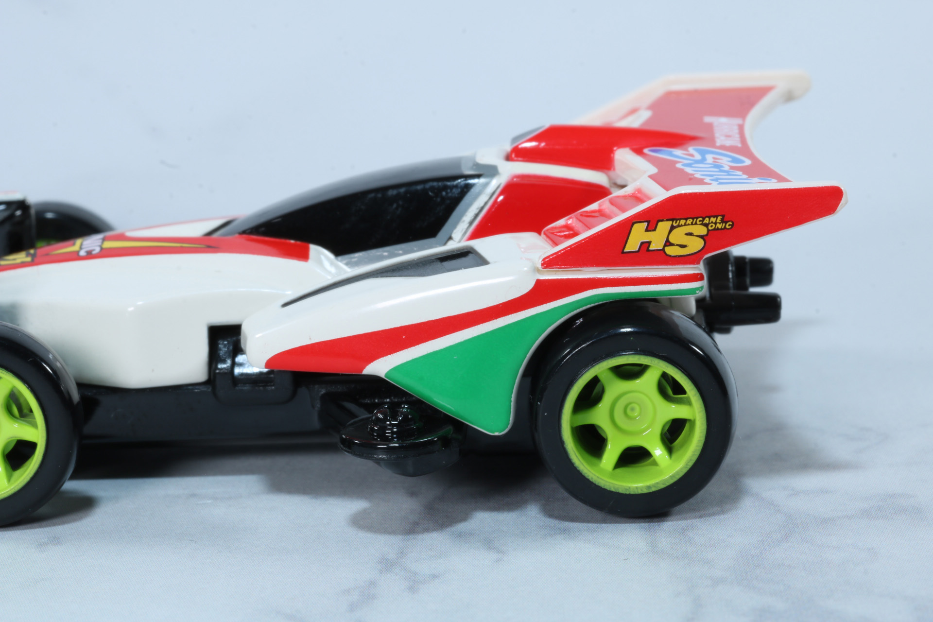 フロントウイングはメタリックな塗装で頑強さが表現されている。フロントローラーは回転アクションを搭載