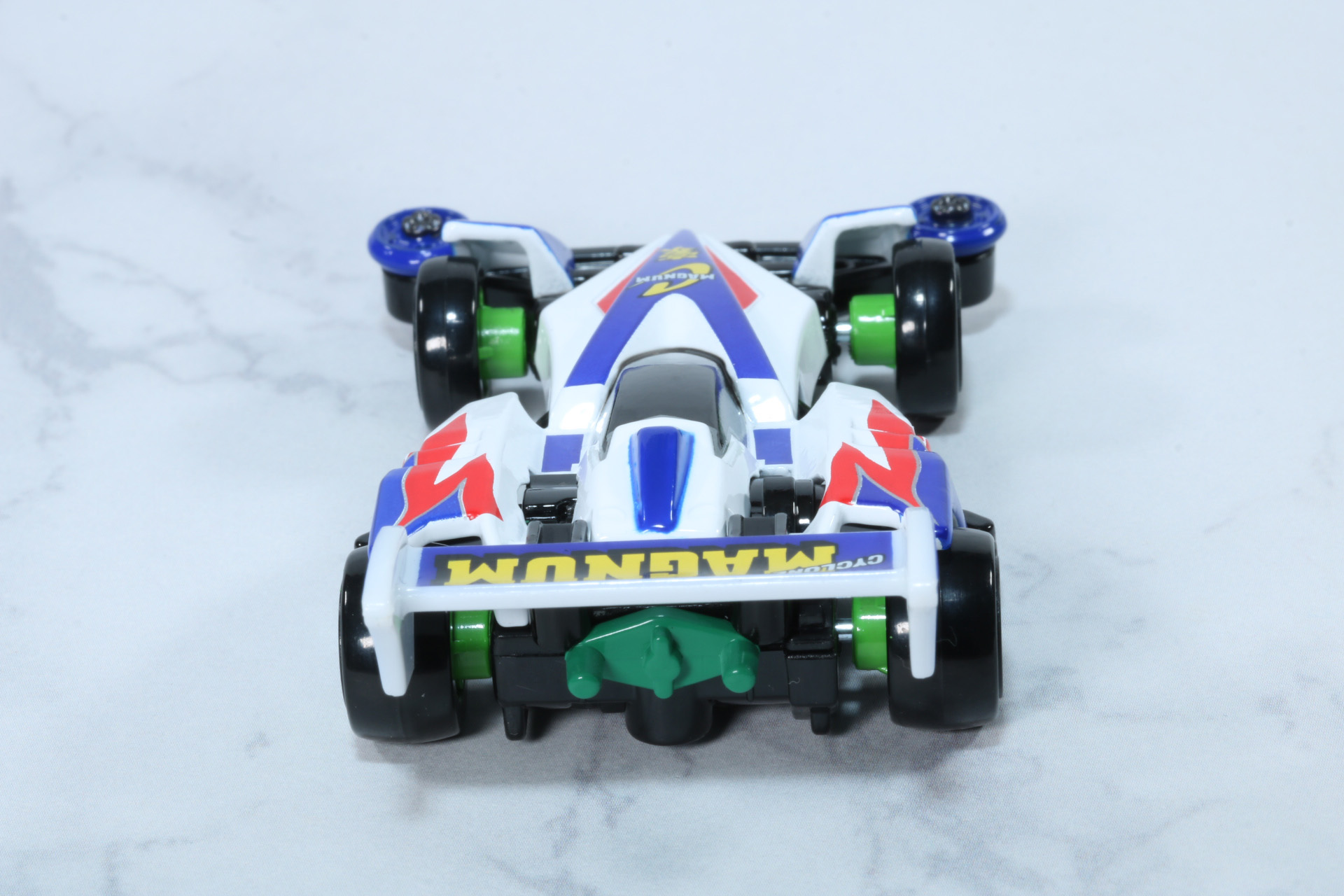 裏面も「スーパーTZ」シャーシの凹凸の少ないデザインにサイドウイングが一体になった構造などが再現されている