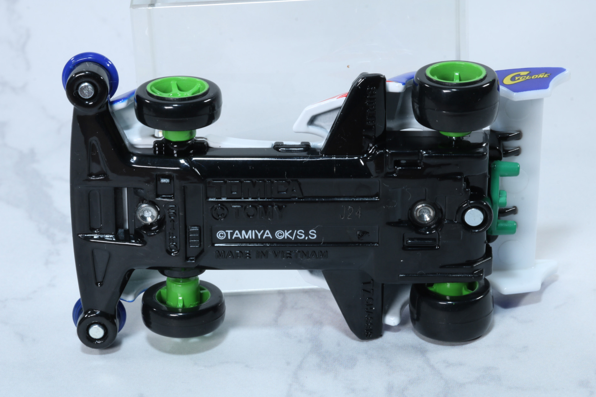 裏面も「スーパーTZ」シャーシの凹凸の少ないデザインにサイドウイングが一体になった構造などが再現されている