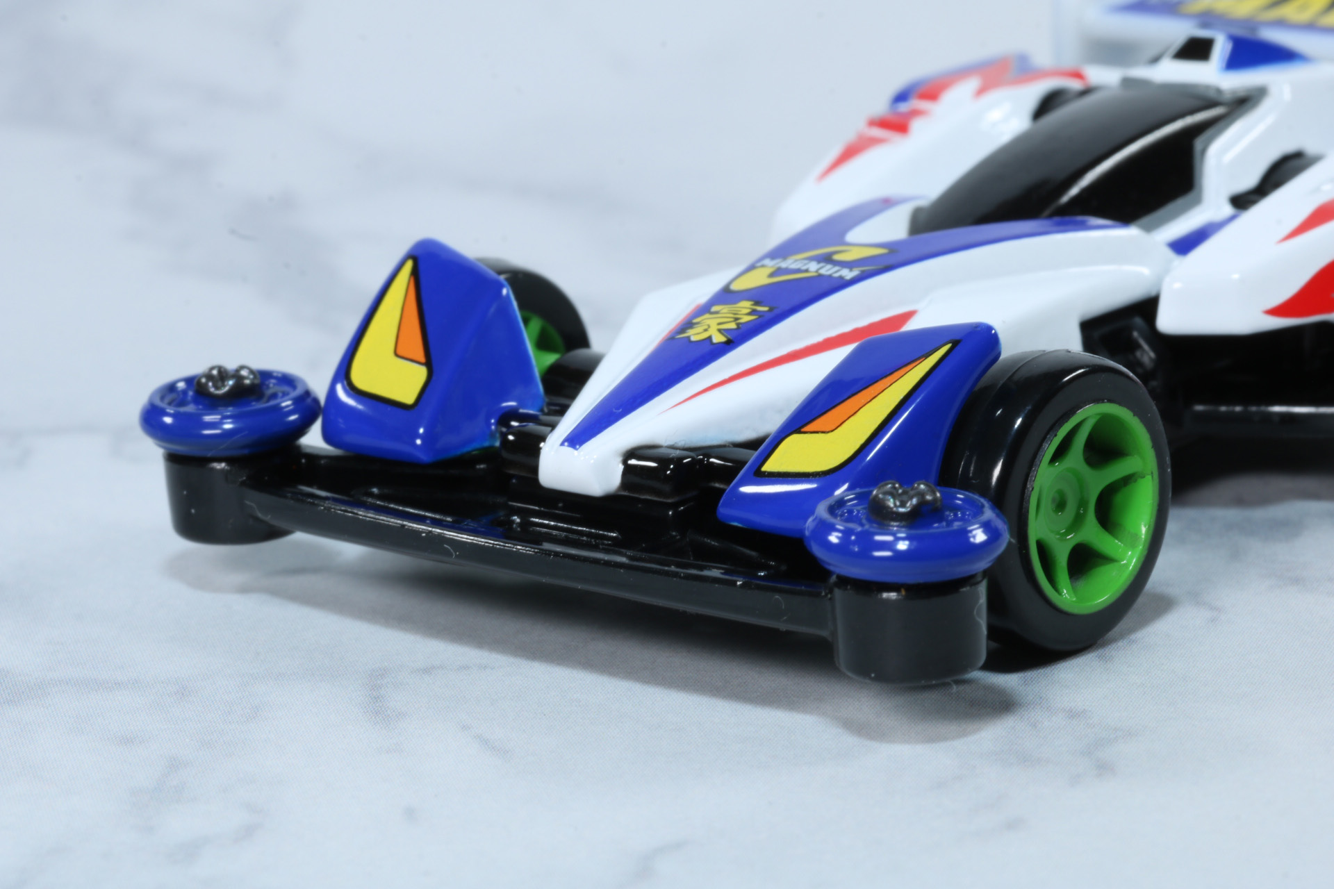 地面すれすれのような低重心の車体。フロントローラーは回転アクションを搭載