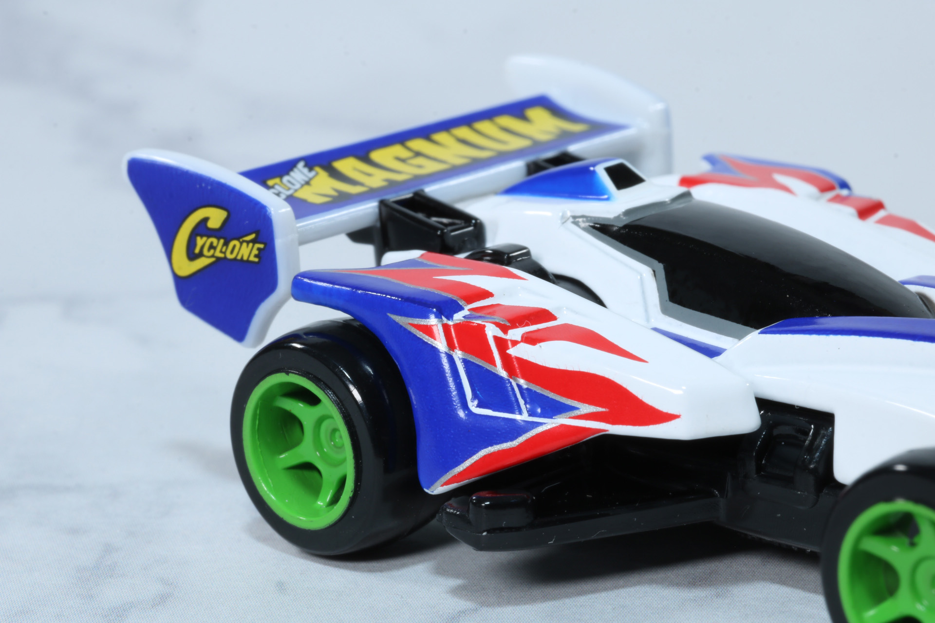 マグナムを象徴する青と赤のマーキングも細かくプリントされている