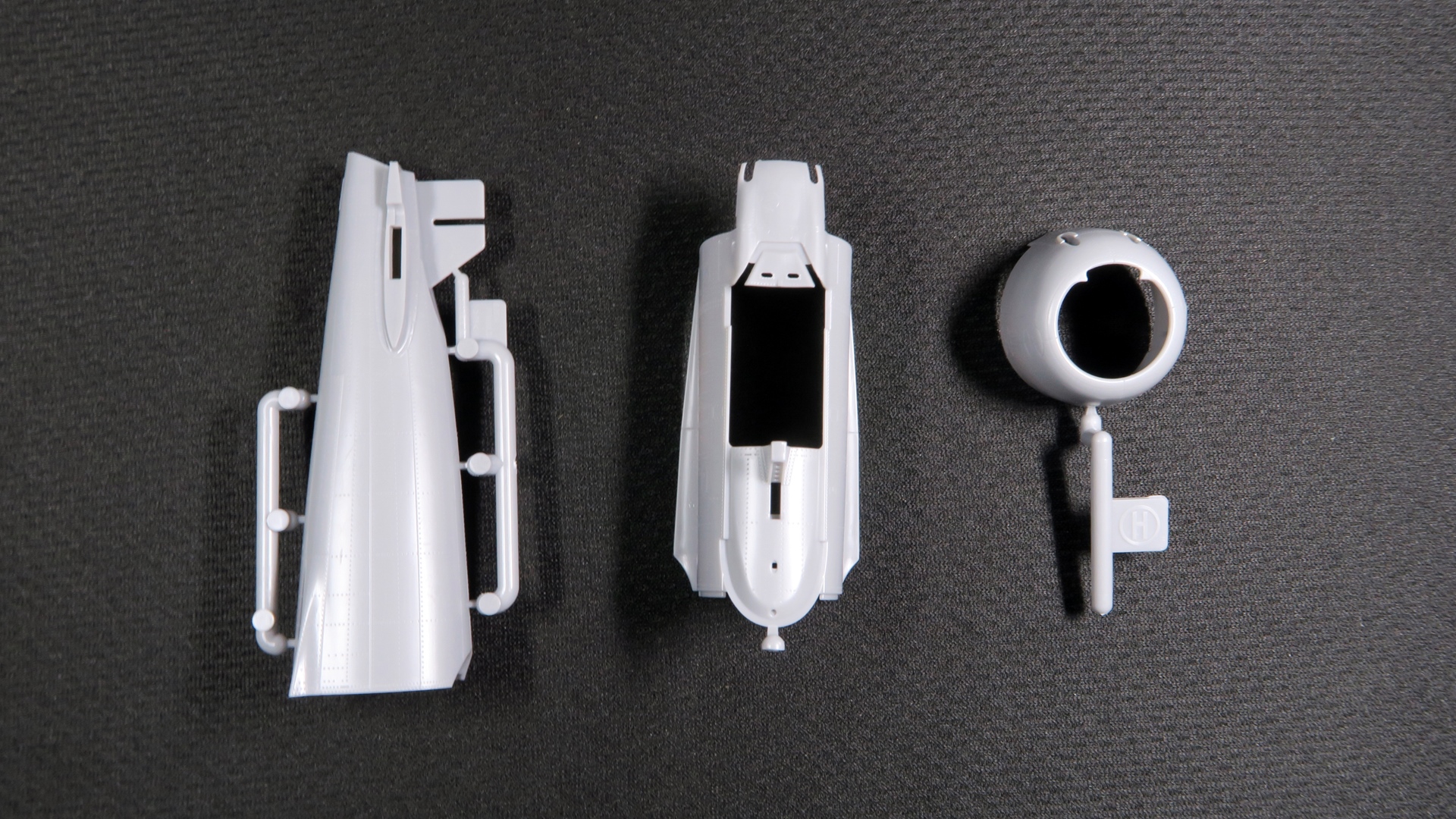 一体成型された前後割の胴体パーツ