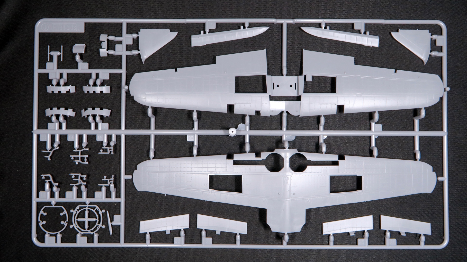リベット彫刻など、機体全体に細かな表現が再現されている